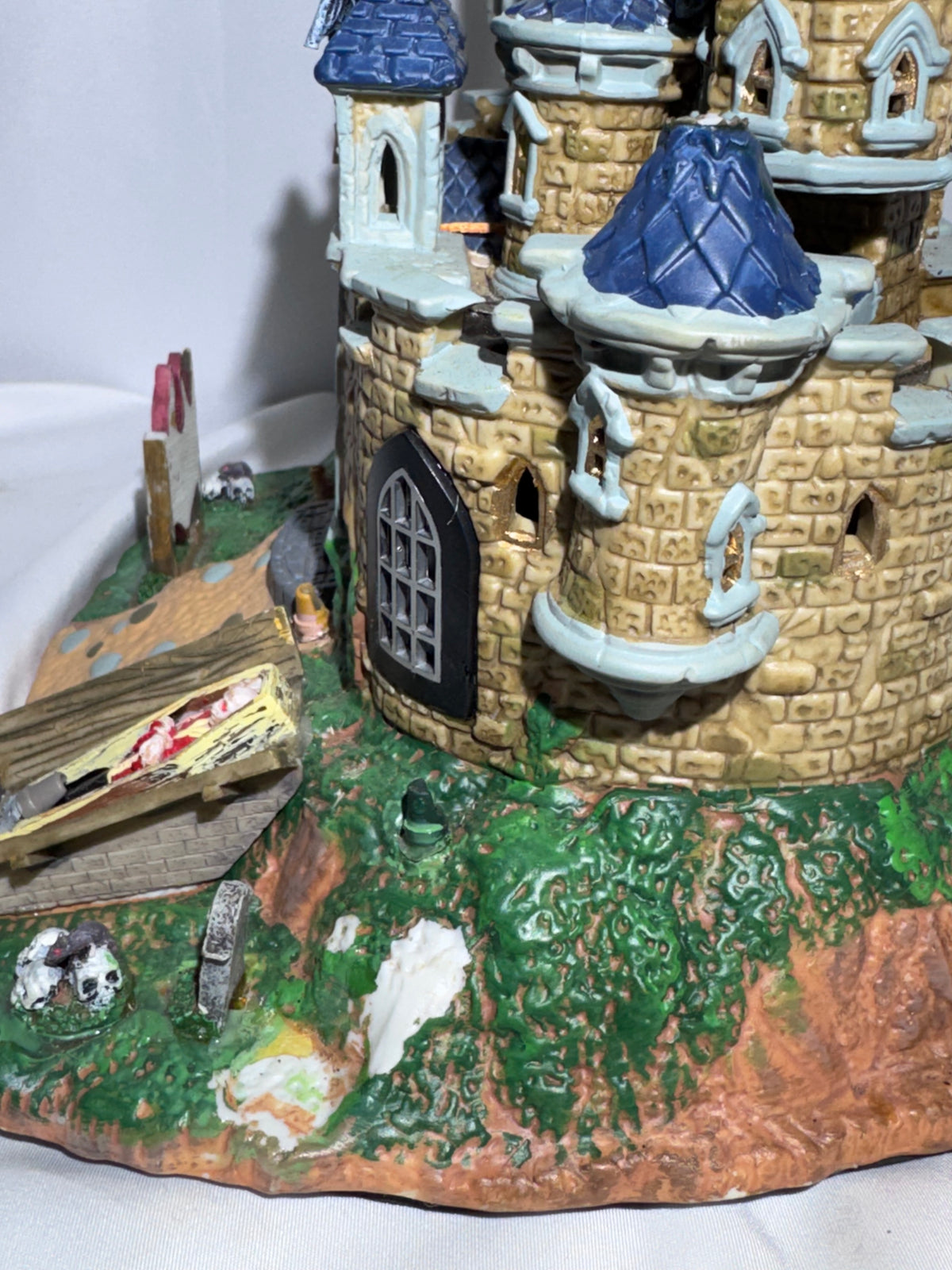 Lemax Spooky Town Vampire Castle #75498 – Retired 2007 Halloween Village – Animated & Lighted