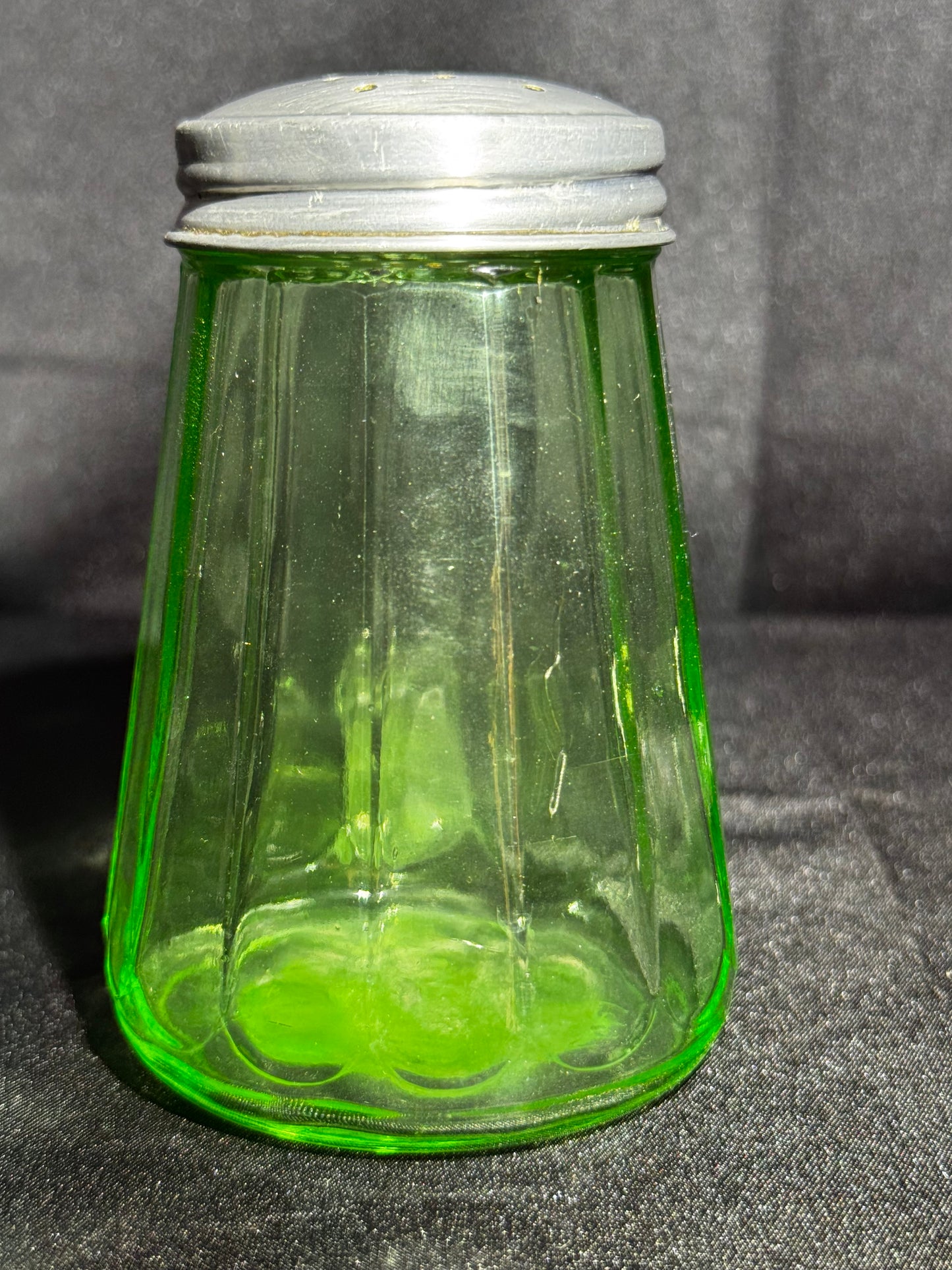 Vintage Uranium Jeanette Green Depression Glass Shaker 2051-5