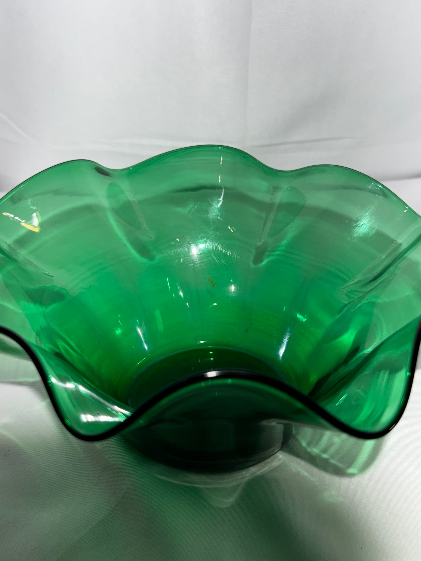 Vintage Emerald Green Hand Blown Art Glass Ruffled Bowl MCM Handkerchief Vase 9”