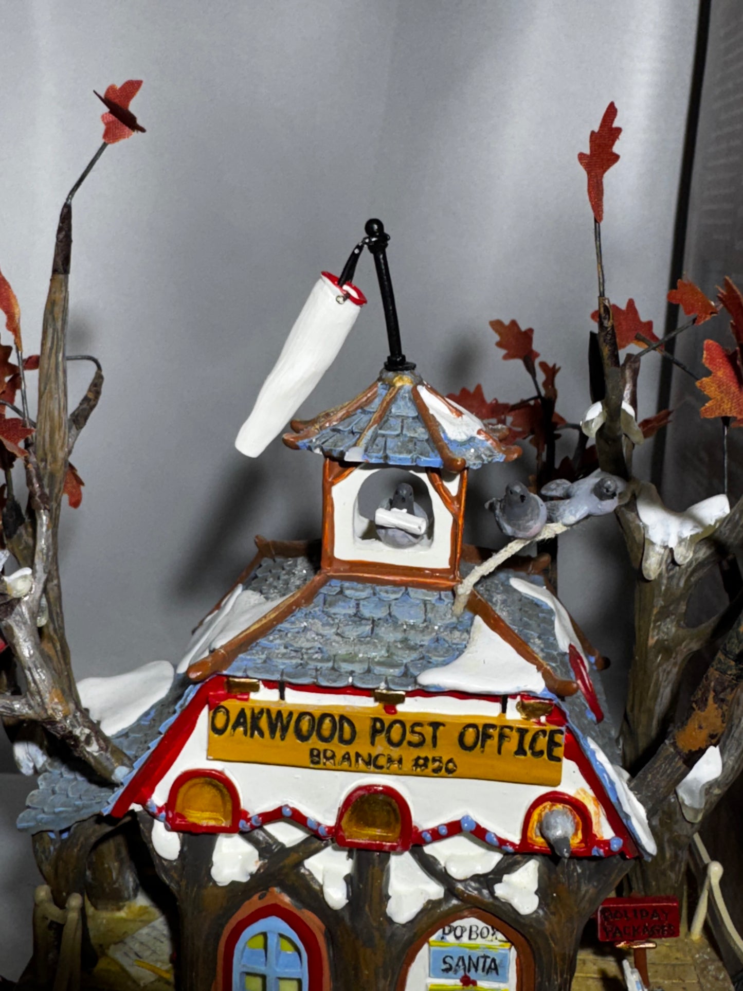 Department 56 North Pole Woods “Oakwood Post Office Branch” Lighted Treehouse – Retired Collectible