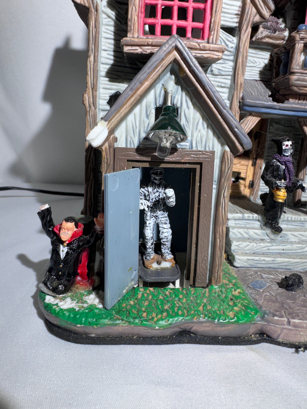 Lemax Spooky Town Boogiemen’s Hangout #65438 — Retired 2006 Halloween Village