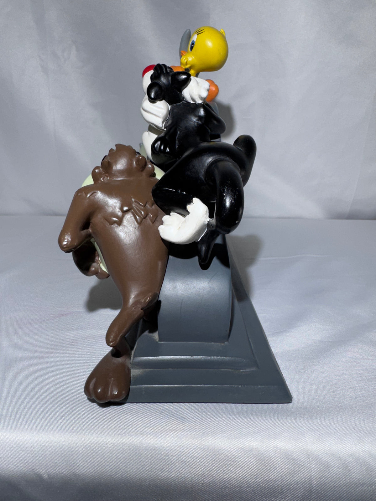 1994 Warner Bros. Looney Tunes Mantle Clock Bugs Bunny Tweety Sylvester Taz Yosemite Sam