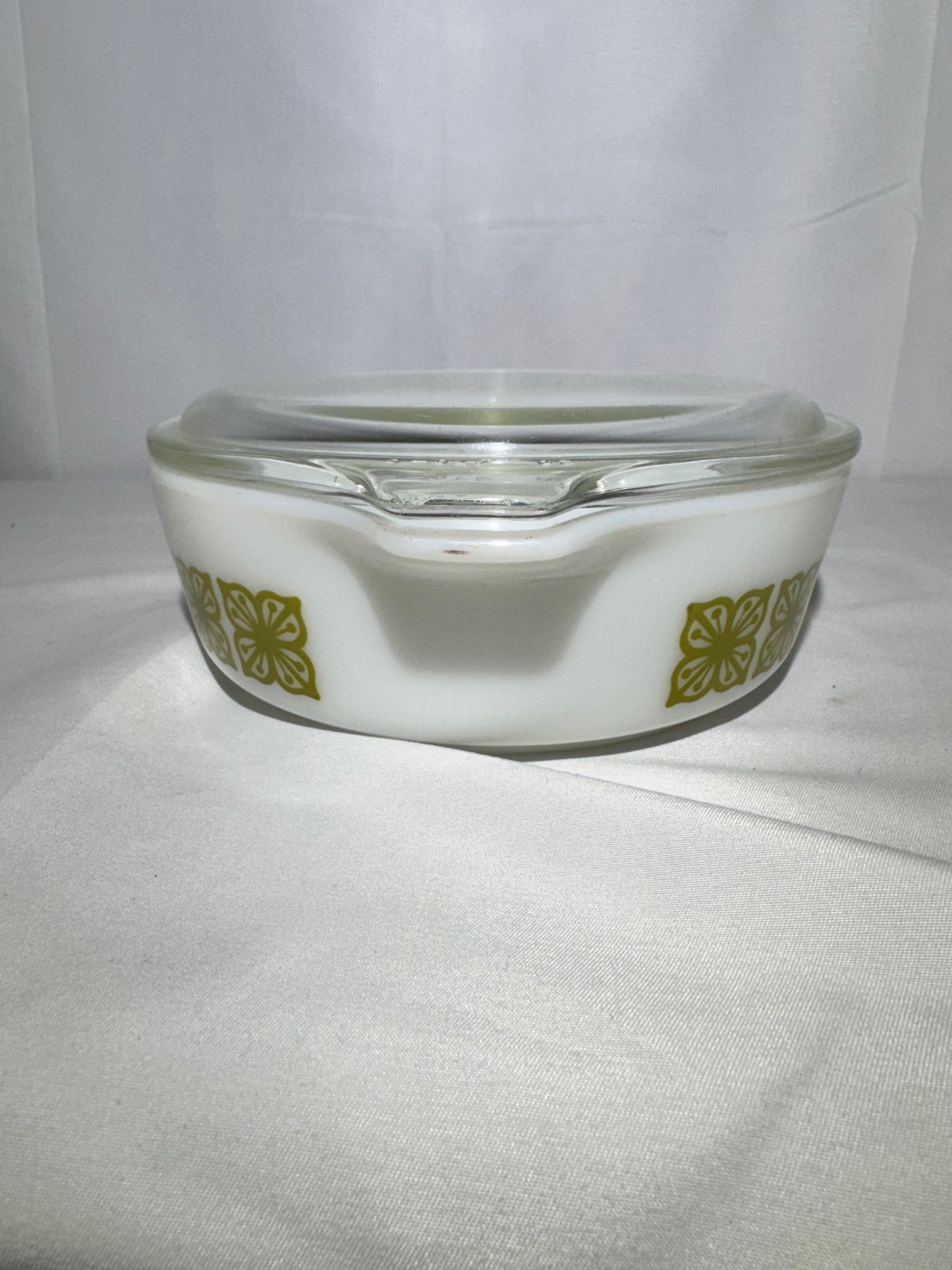 Pyrex 471 – 1 Pint Dish with Lid (470C) – Verde Square Flower Pattern