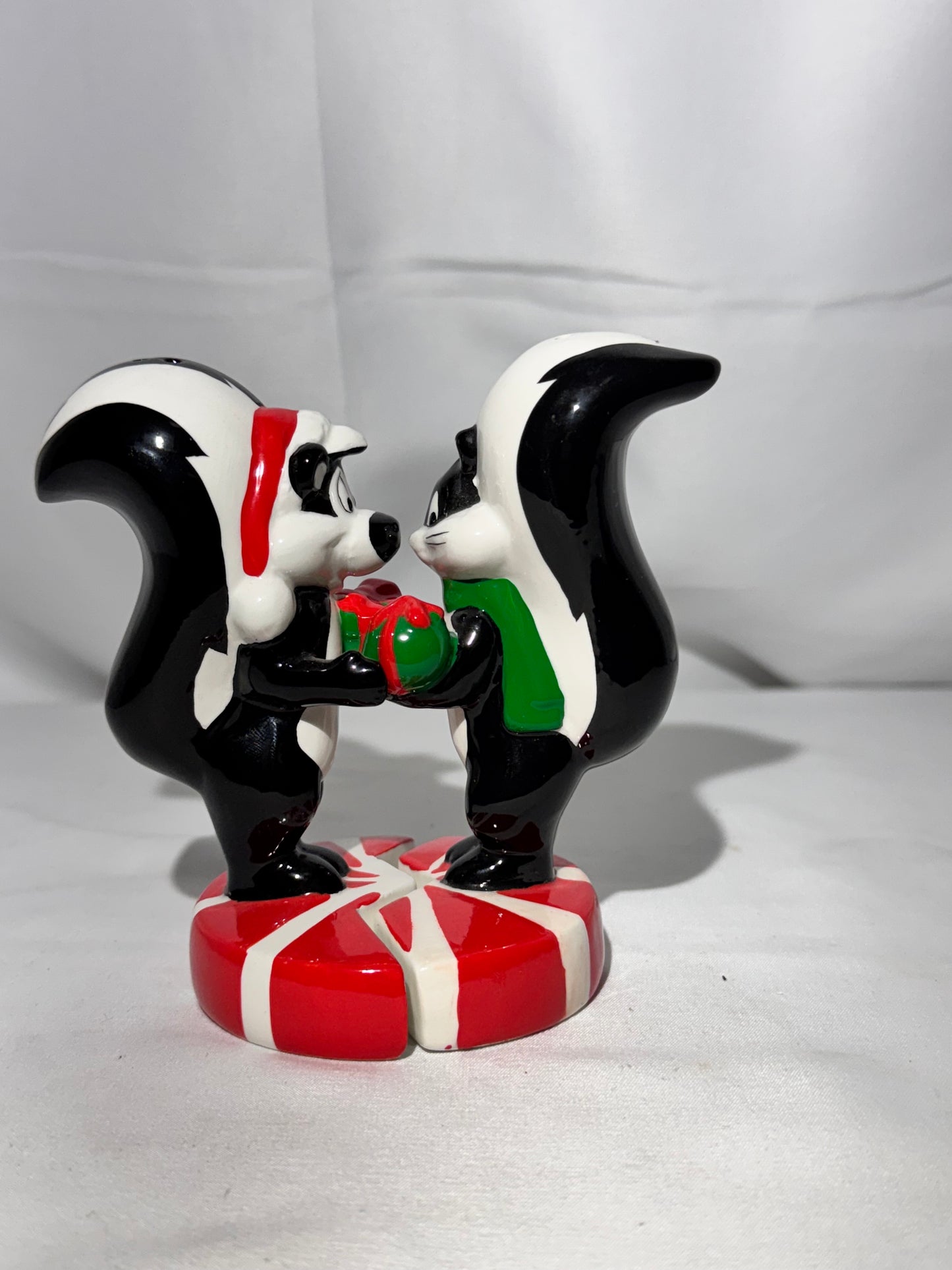Looney Tunes Warner Brothers 1998 Pepé Le Pew & Penelope Salt and Pepper Shakers