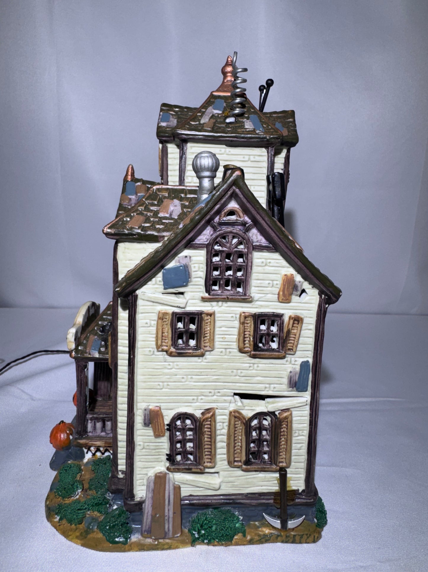 Lemax Spooky Town Dr. Tingle’s Laboratory #05487 – Retired 2000–2008 – Parts/Repair