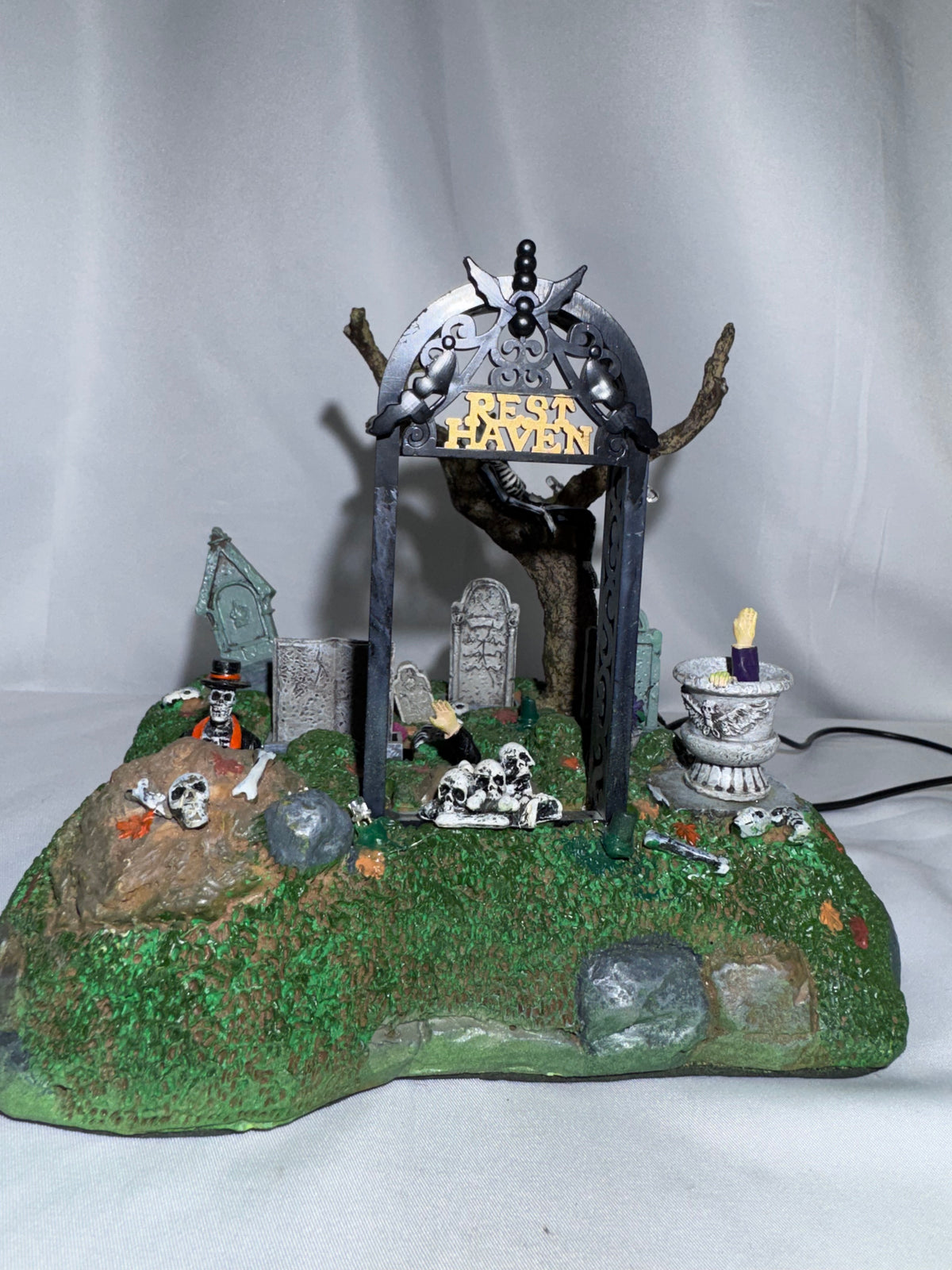 Lemax Spooky Town Restless Tombstones Animated Table Accent #74605 – 2007 – Retired