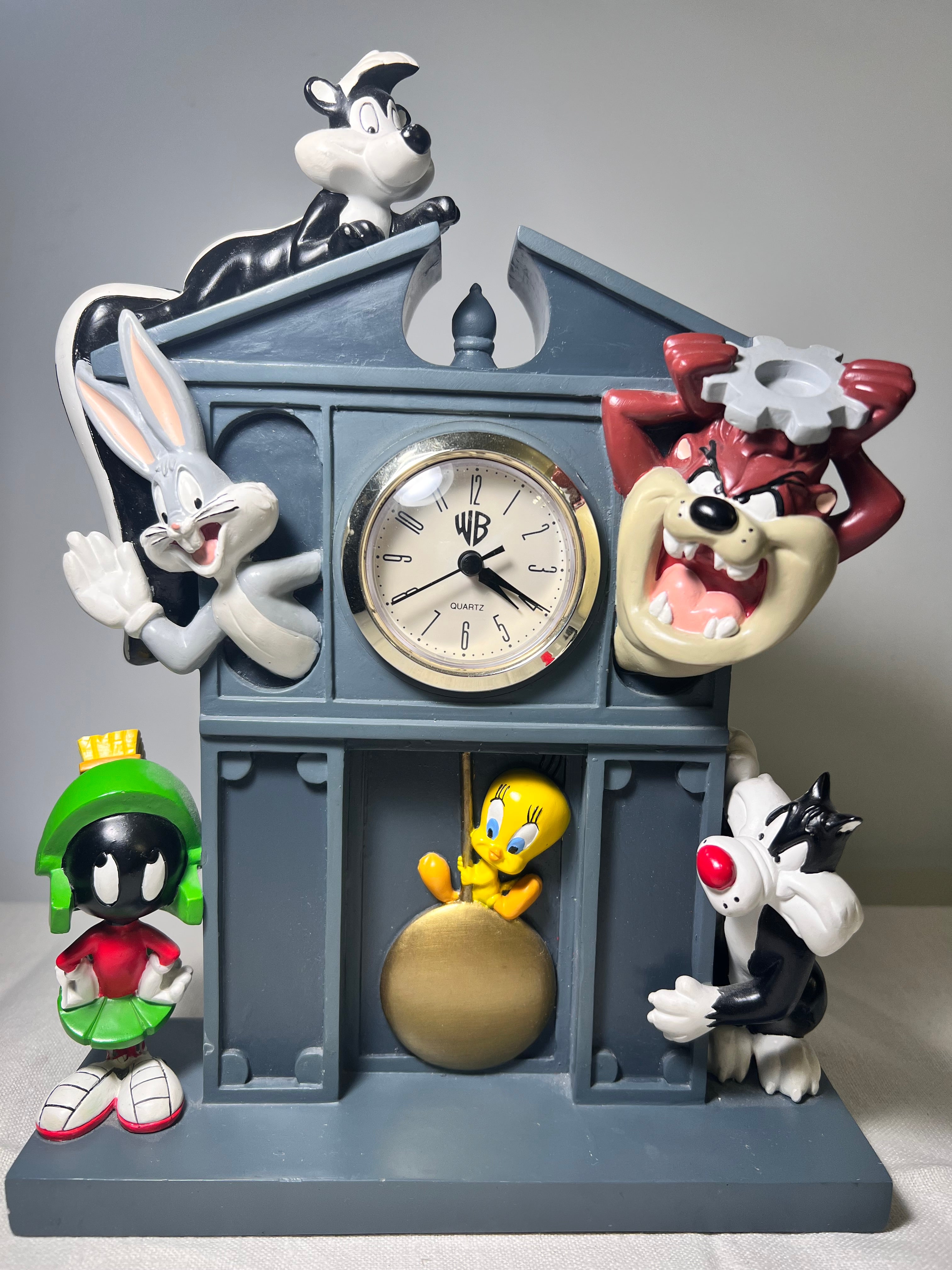 Looney Tunes Gang on Mantle fashion Character Clock from Warner Bros Studio Store