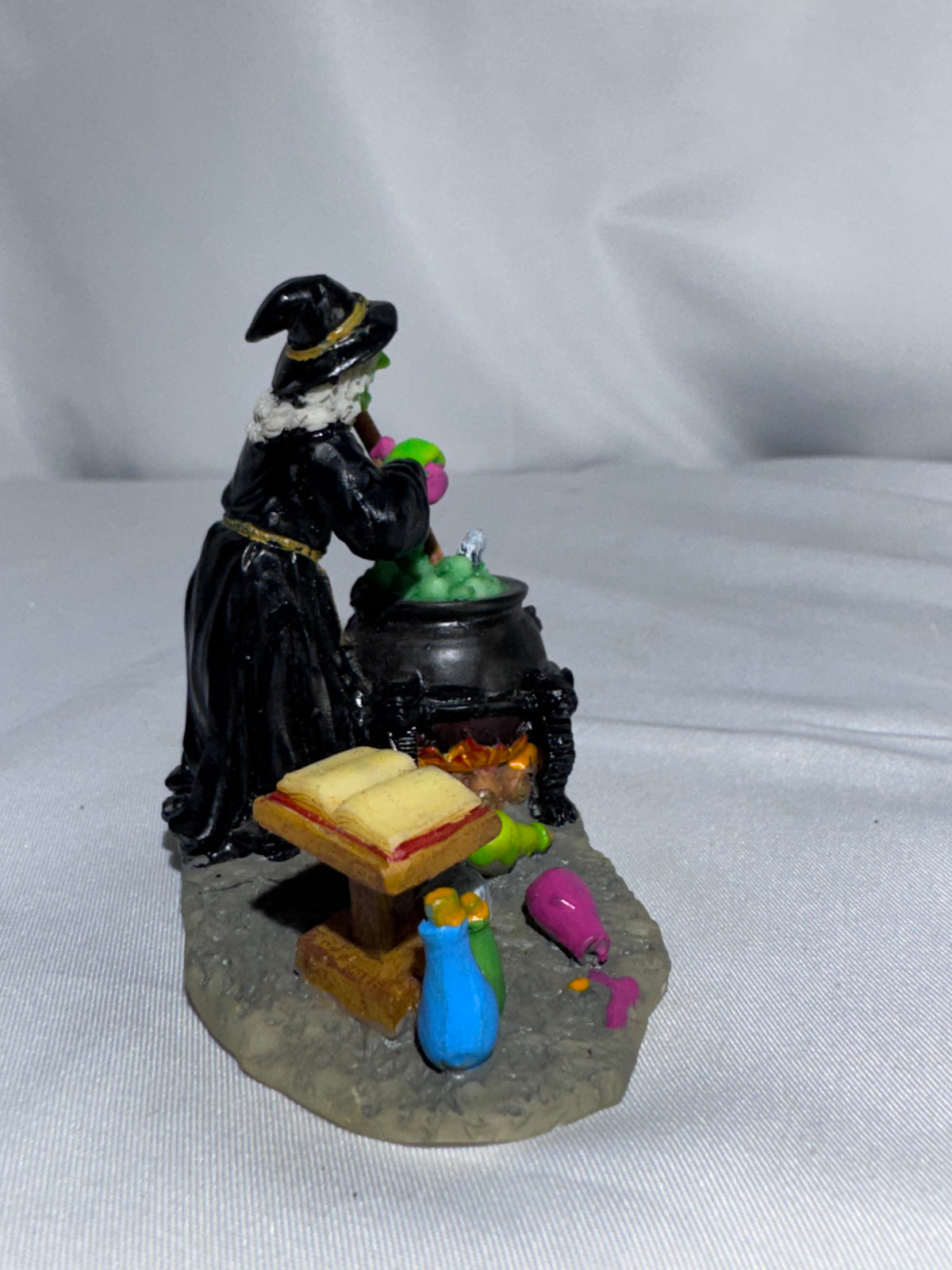 Lemax Spooky Town “The Witch’s Cauldron” #42840 — Halloween Village Figurine read