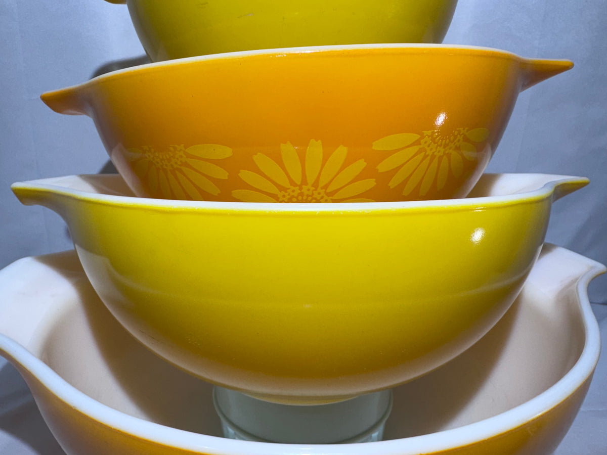 Vintage Pyrex Daisy Sunflower Mixing Bowls & Covered Casserole Dishes – 1970s – Set of 9 Pieces