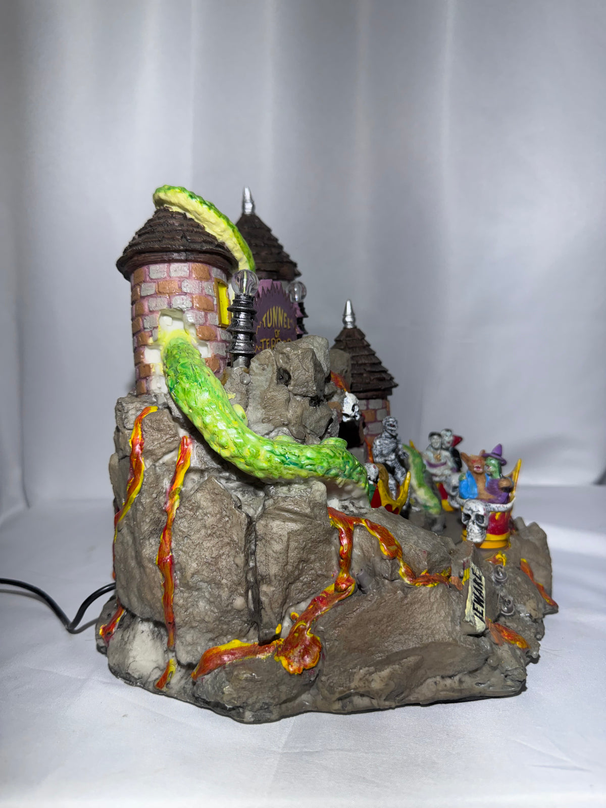 Lemax Spooky Town Tunnel of Terror #84771 – Retired 2008–2018 – Animated & Musical