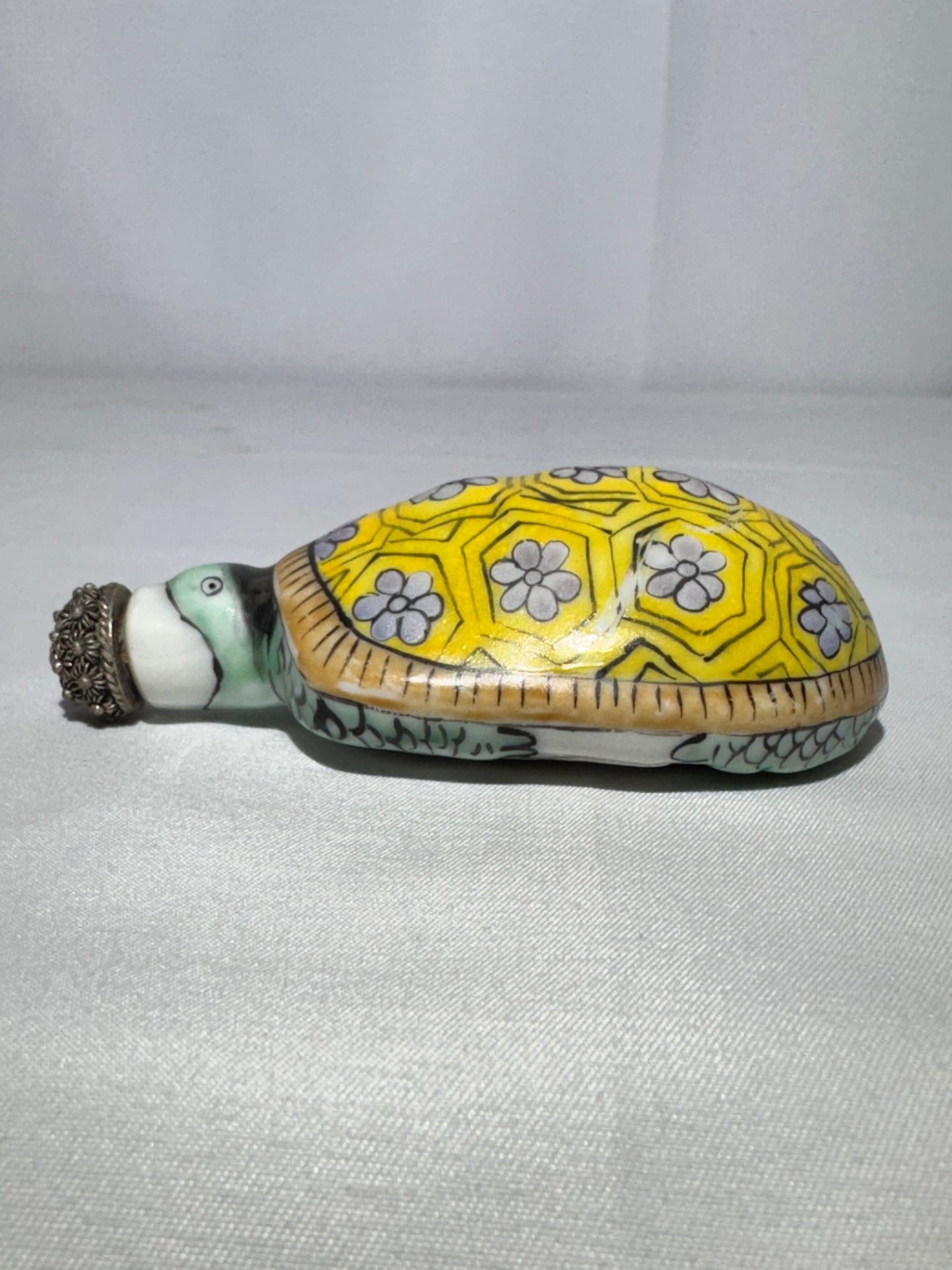 Antique Porcelain Turtle Snuff Bottle – Hand-Painted with Spoon and Stopper