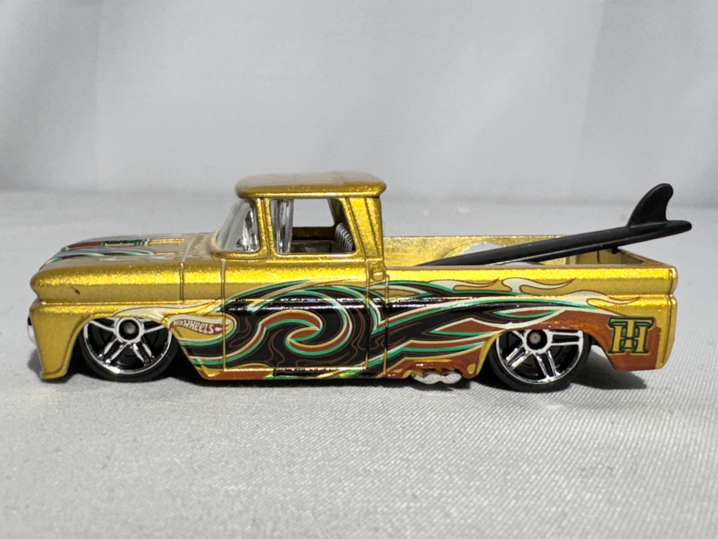 2011 Hot Wheels Custom ’62 Chevy Pickup Treasure Hunt – Gold Flames Surfboard Truck 1:64