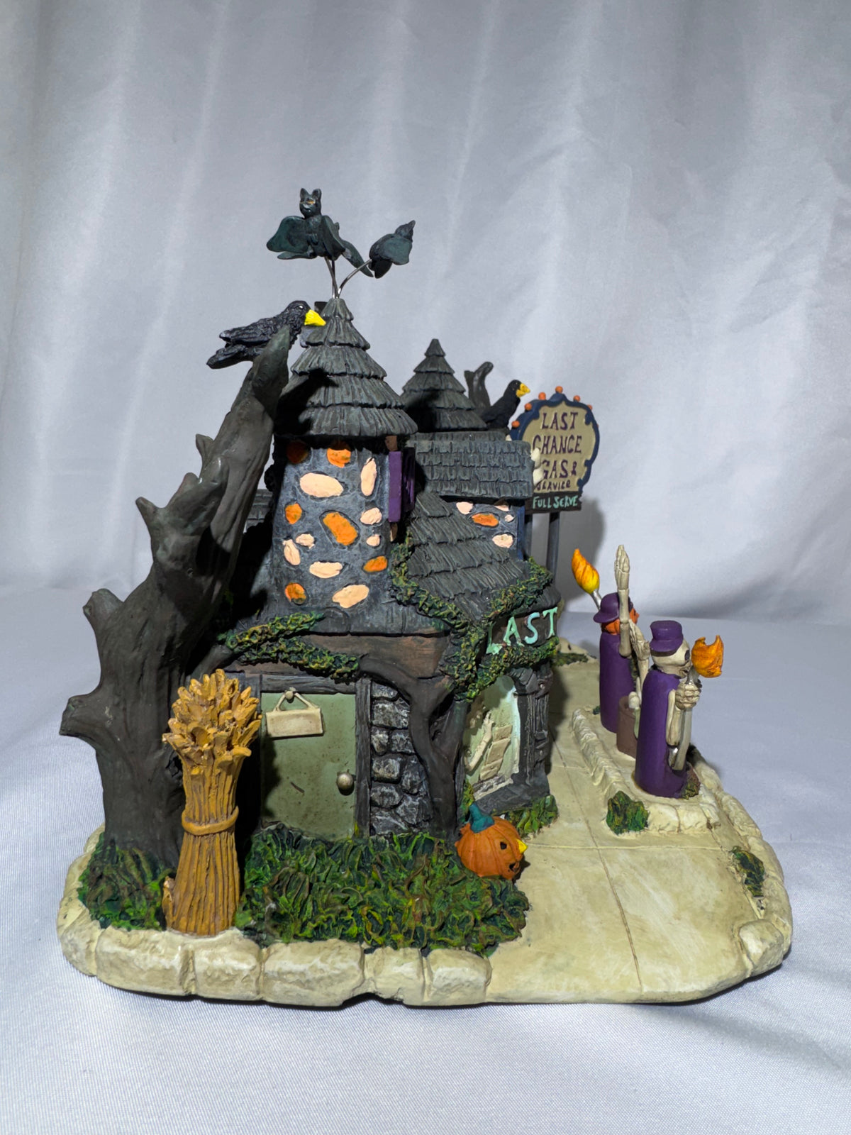 2004 Hawthorne Village The Munsters “Last Chance Gas” Station – Halloween Village A9097