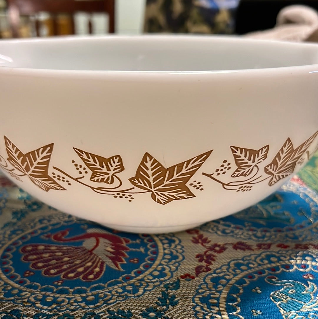 Vintage Pyrex Sandlewood Ivy mixing bowl in mint condition.