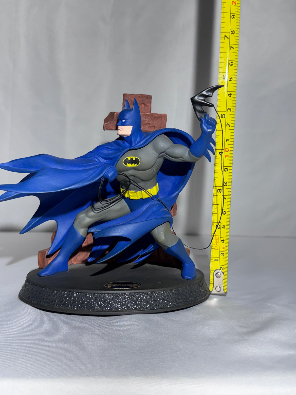 1996 Hallmark DC Super Heroes Collection Batman “Guardian of Gotham City” Figurine QHF3104 – Box & COA