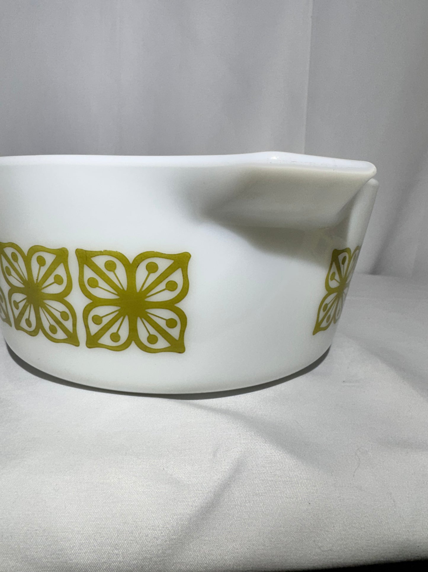 yrex 475B – 2.5 Quart casserole dish – Verde Square Flower