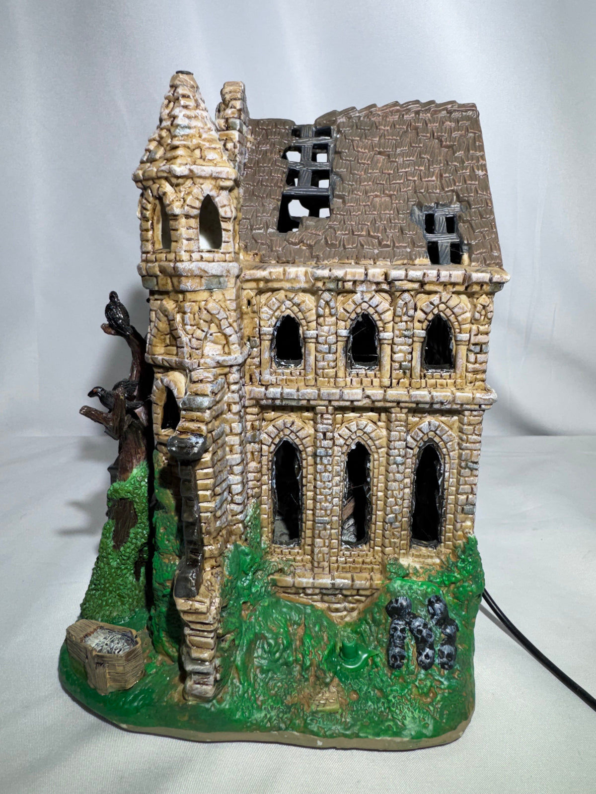 Lemax Spooky Town Gothic Ruins Lighted Building #65342 – 2006 – Retired