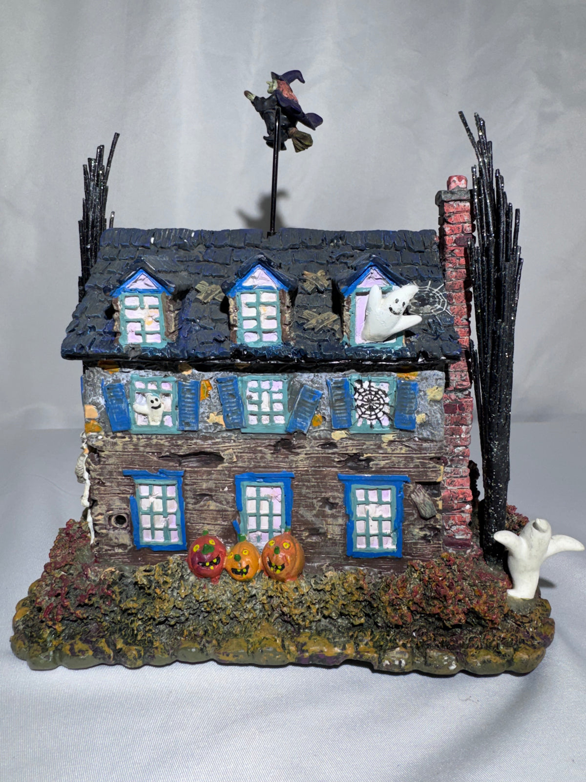 2004 Hawthorne Village The Munsters “Lily’s Inn” Halloween Village Lighted House – COA