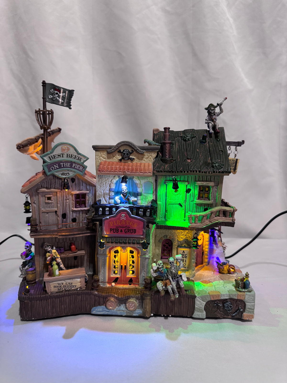 Lemax Spooky Town Pirates Pub & Grub #85666 – Retired Halloween Village – Original Box