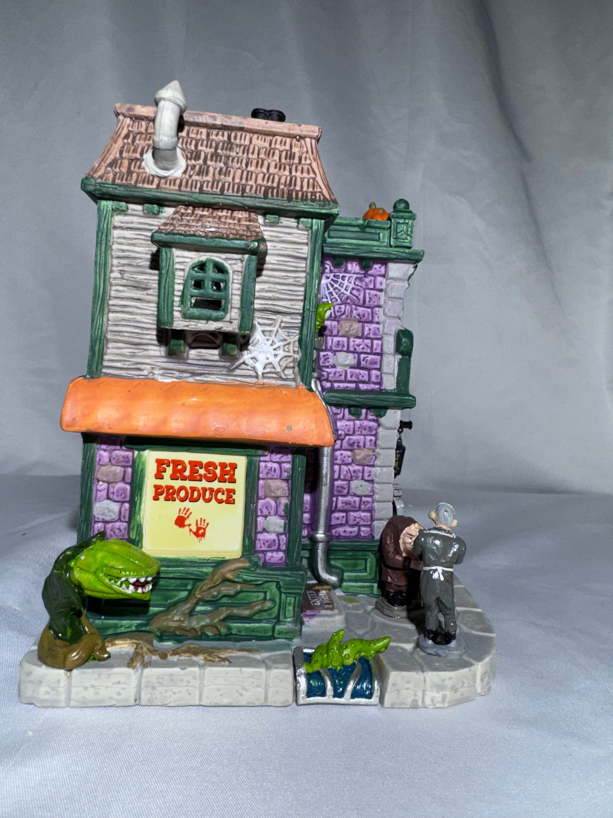 Lemax Spooky Town Ghouly Grocer #95458 – 2019 – Lighted Porcelain Building – Original Box