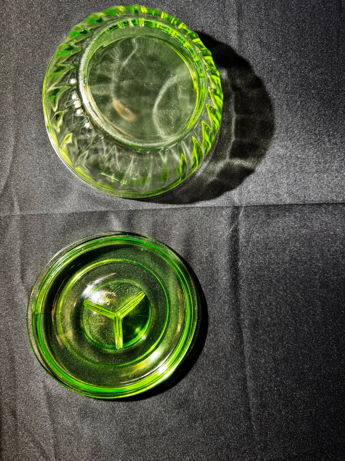 Vintage Anchor Hocking Uranium Glass Refrigerator Dish w/ Lid Ribbed Depression Glass UV Glow 5.5”
