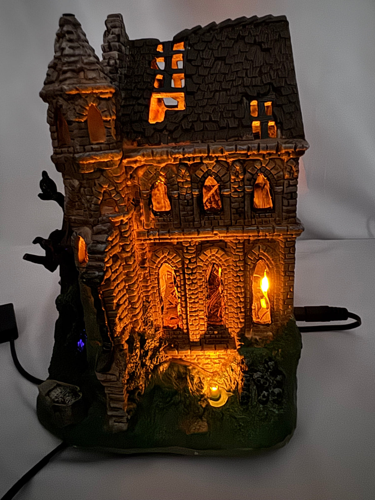 Lemax Spooky Town Gothic Ruins Lighted Building #65342 – 2006 – Retired