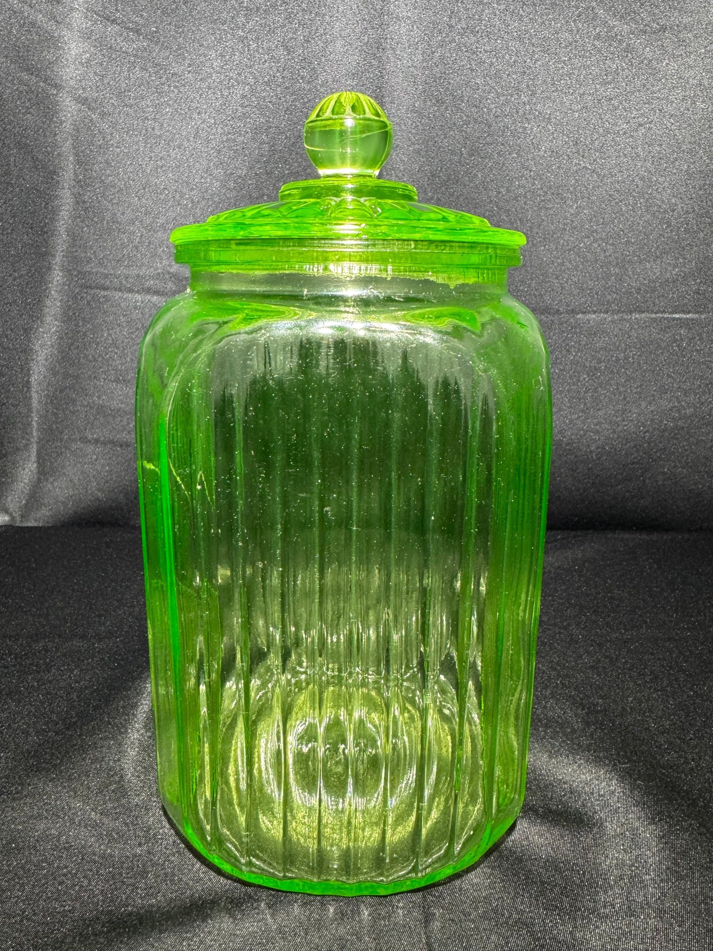 1930s Anchor Hocking Green Glass Kitchen Canister Original Lid Uranium Glass