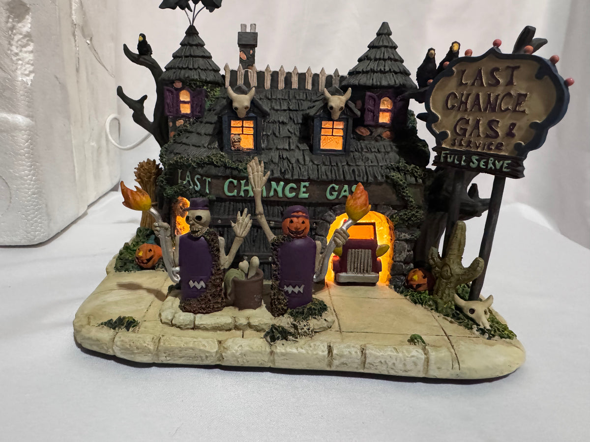 2004 Hawthorne Village The Munsters “Last Chance Gas” Station – Halloween Village A9097