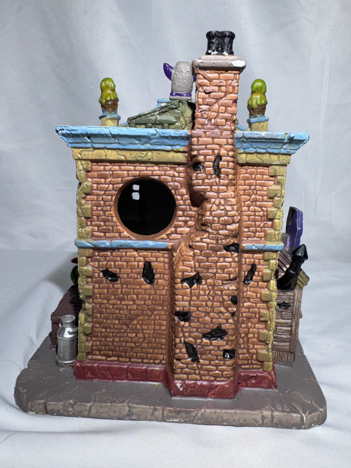 Lemax Spooky Town Frosty’s Ice Scream Shop #25370 – Retired 2012–2015 – Original Box