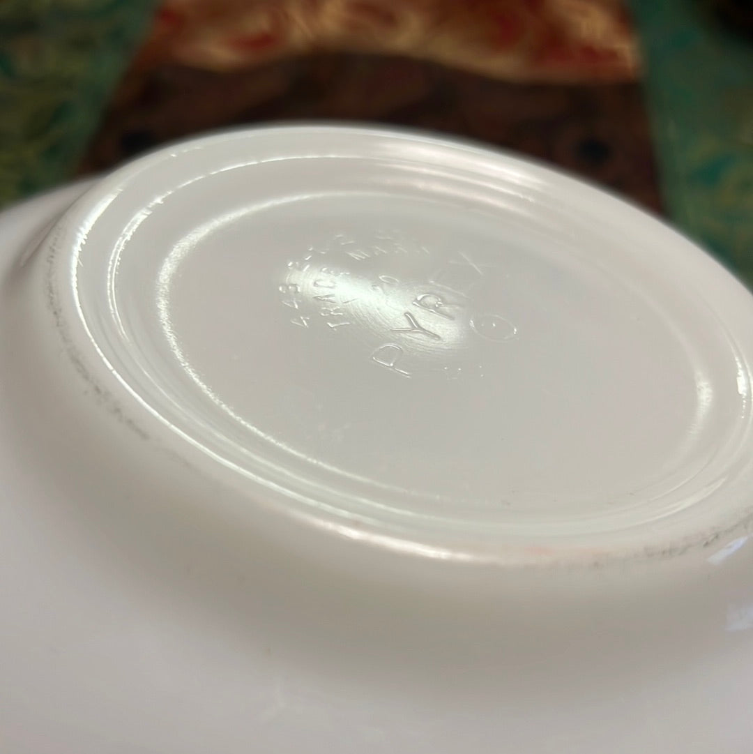 Vintage Pyrex Sandlewood Ivy mixing bowl in mint condition.