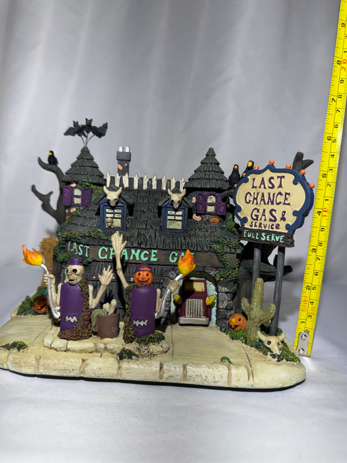 2004 Hawthorne Village The Munsters “Last Chance Gas” Station – Halloween Village A9097
