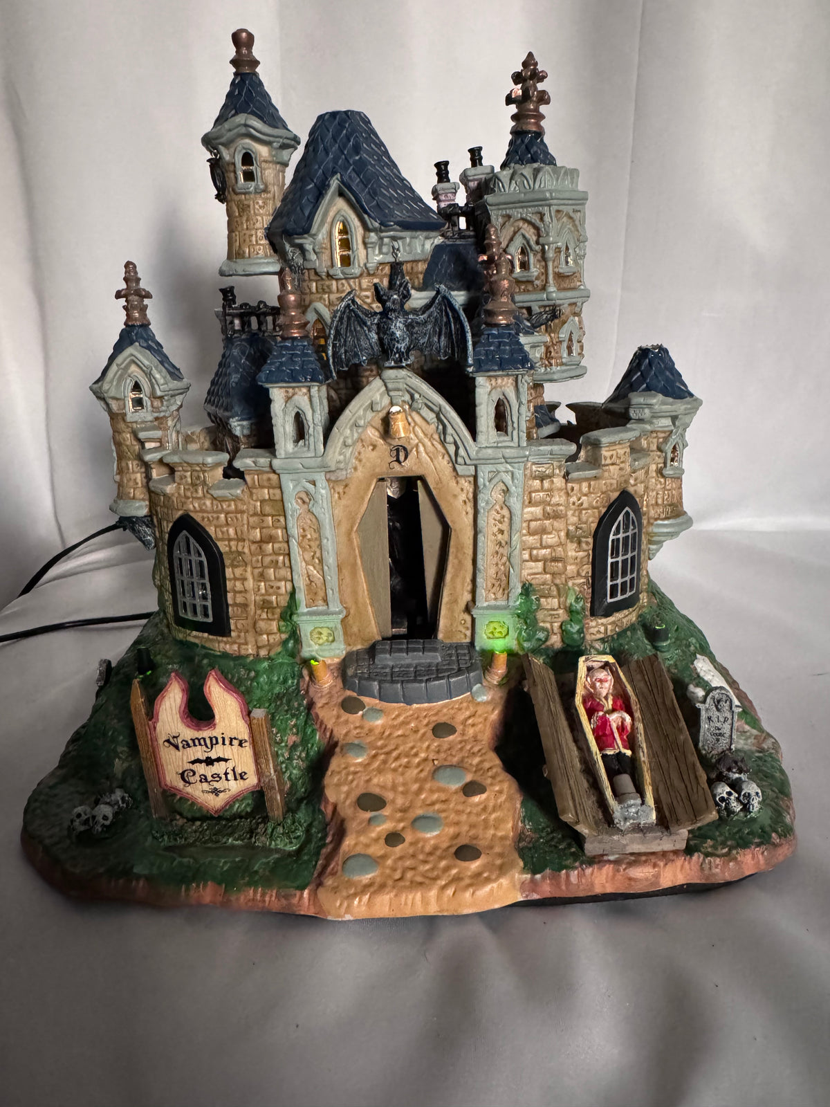 Lemax Spooky Town Vampire Castle #75498 – Retired 2007 Halloween Village – Animated & Lighted