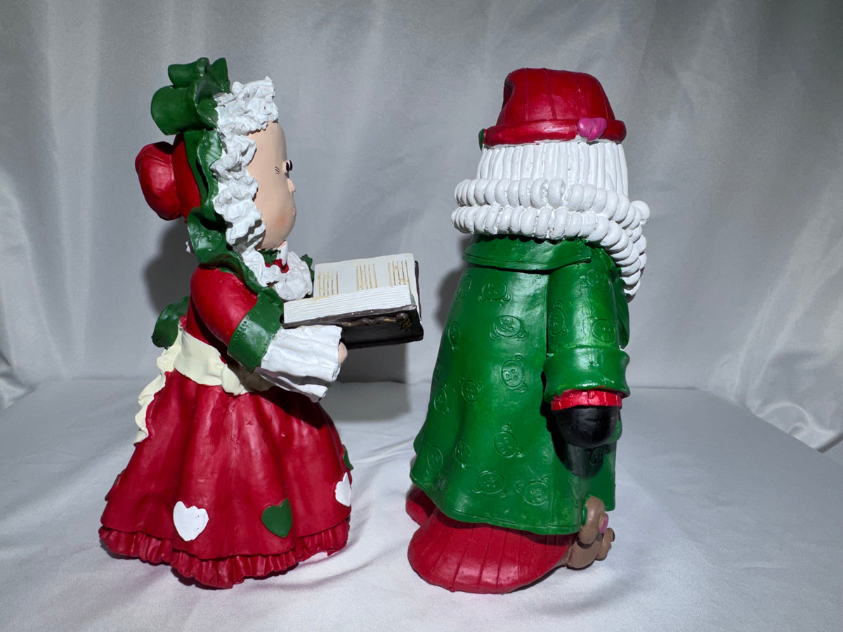 Vintage 1998 Kirkland Signature Cedar Creek Collection Mr. & Mrs. Santa Claus Figurine Set – 10” – Original Box - chip