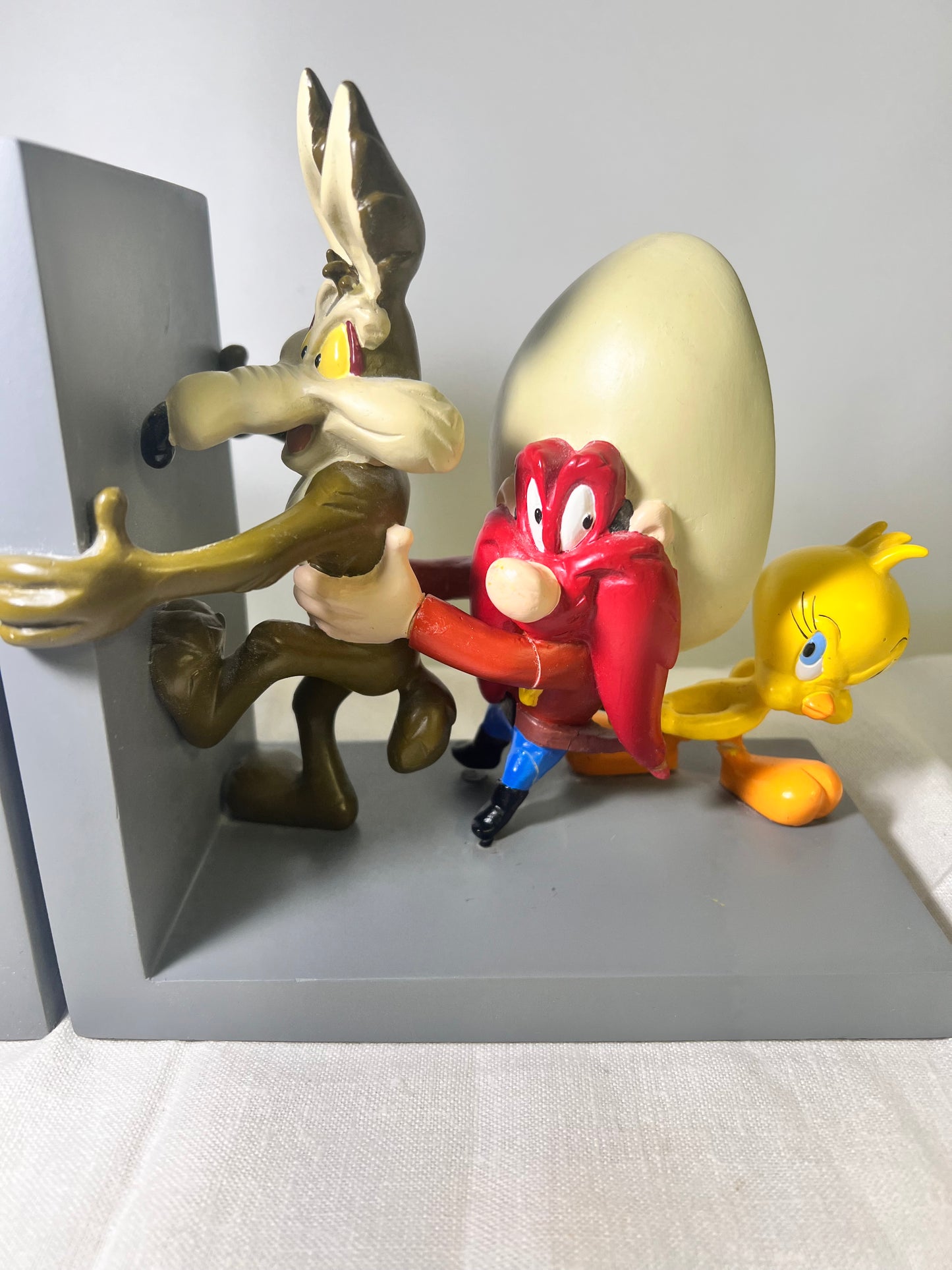 Looney Tunes Bookends-bugs Bunny, Tasmanian, devil, Sylvester, Wile E coyote, Yosemite, Sam, Tweety Bird-Warner Brothers