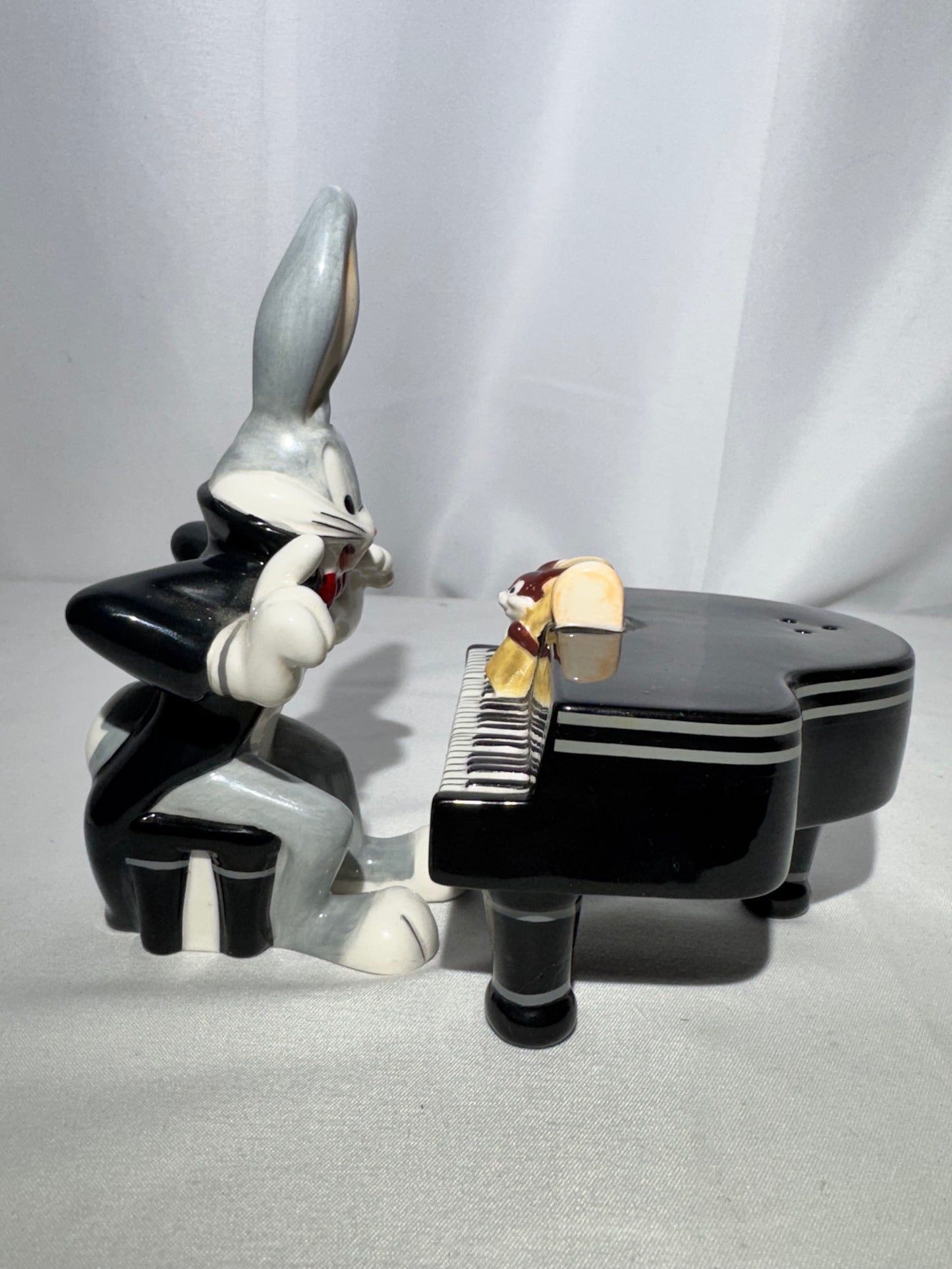 Vintage Warner Bros. Bugs Bunny & Piano Salt and Pepper Shaker Set – Looney Tunes