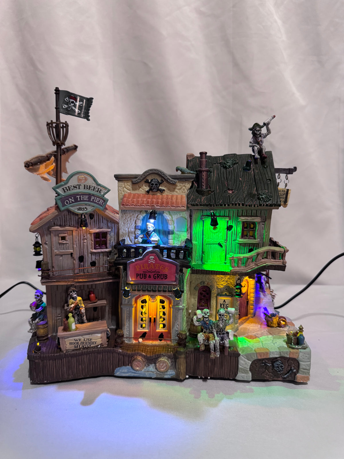Lemax Spooky Town Pirates Pub & Grub #85666 – Retired Halloween Village – Original Box
