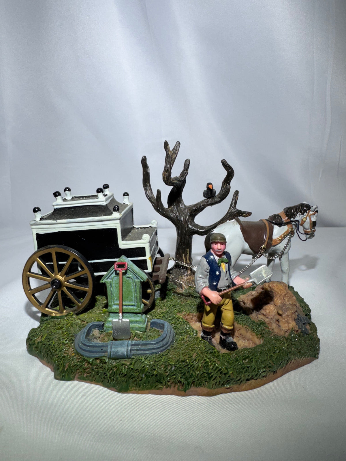 Lemax Spooky Town Gruesome Grave Digger – Item #53511 – 2005 – Retired