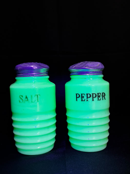 Vintage Jeannette Jadeite Salt & Pepper Shakers Ribbed Beehive Uranium Glass 1930s