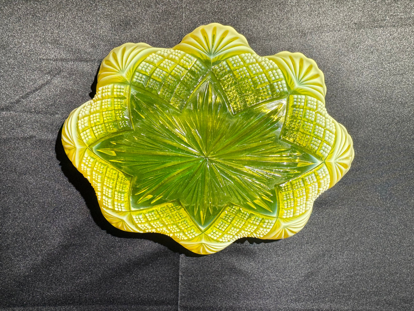 Uranium Davidson Primrose Pearline Glass Bowl –10” Antique Glass RN285342