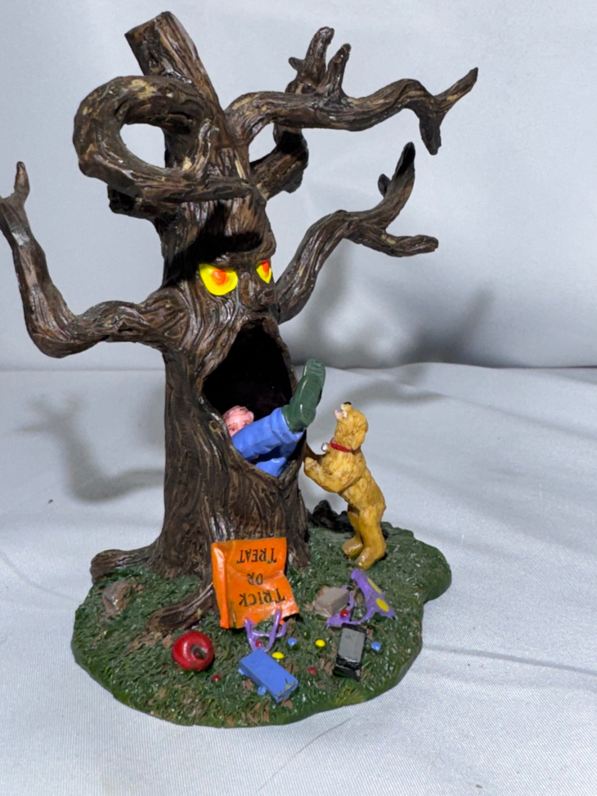Lemax Spooky Town “Trick or Treater-Eating Tree” #53510 — 2005 Retired