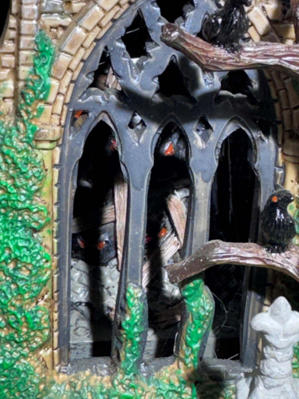 Lemax Spooky Town Gothic Ruins Lighted Building #65342 – 2006 – Retired