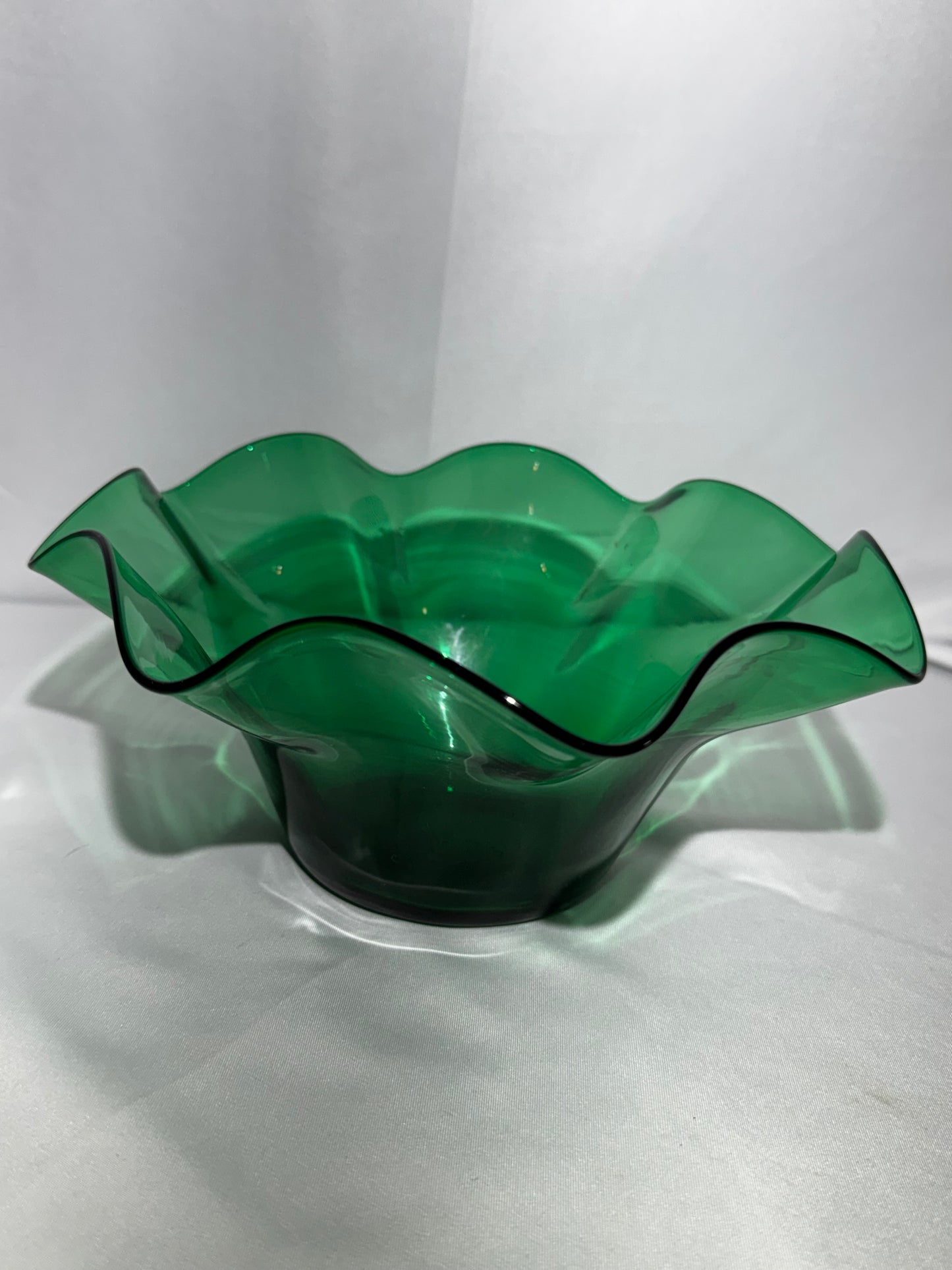Vintage Emerald Green Hand Blown Art Glass Ruffled Bowl MCM Handkerchief Vase 9”