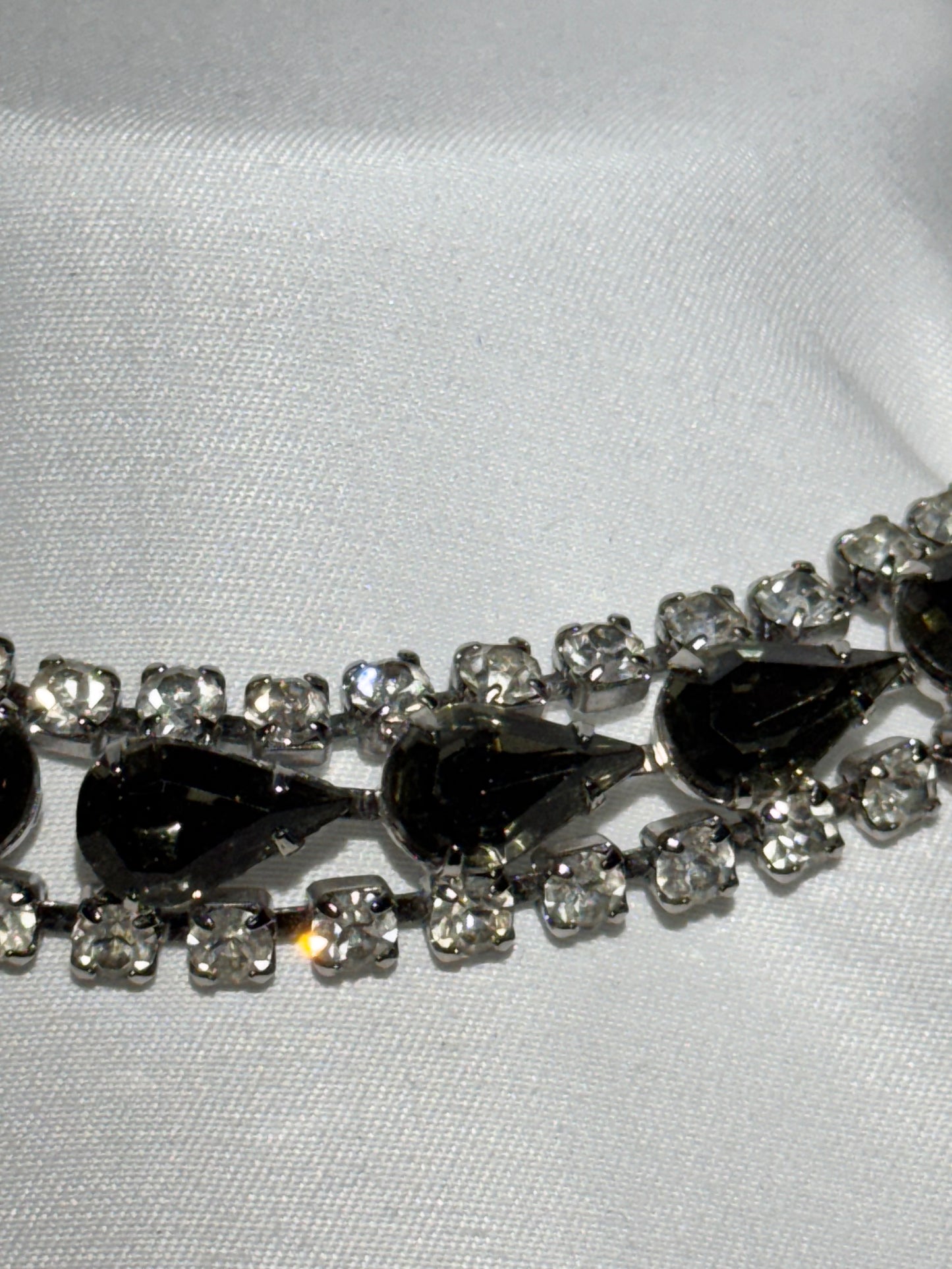 Vintage Women’s Pear-Shaped Rhinestone Necklace / Choker – Silver Tone