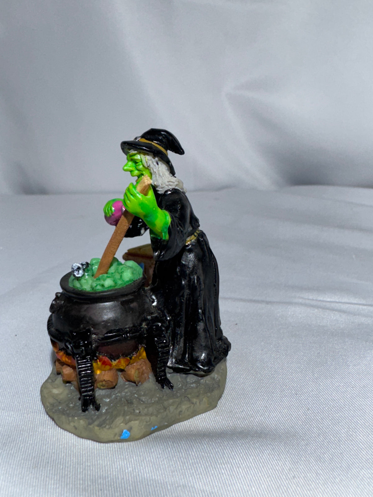 Lemax Spooky Town “The Witch’s Cauldron” #42840 — Halloween Village Figurine read