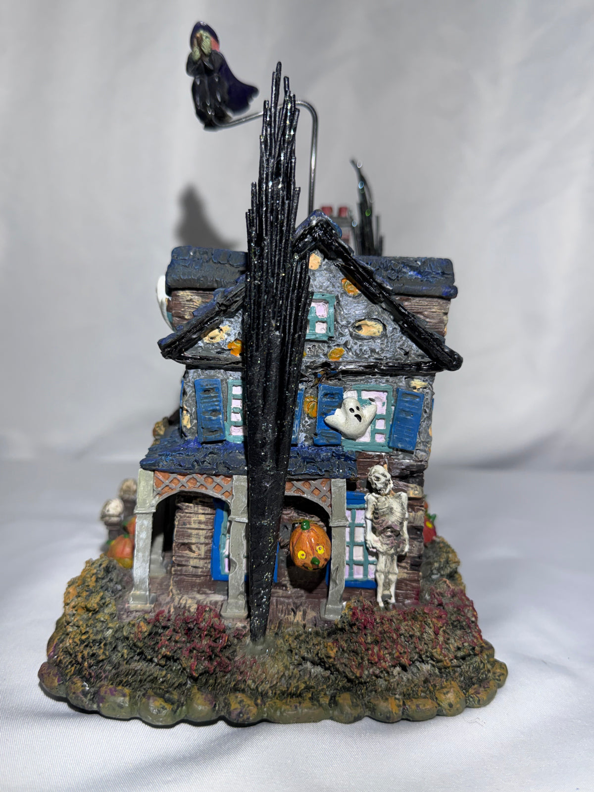 2004 Hawthorne Village The Munsters “Lily’s Inn” Halloween Village Lighted House – COA