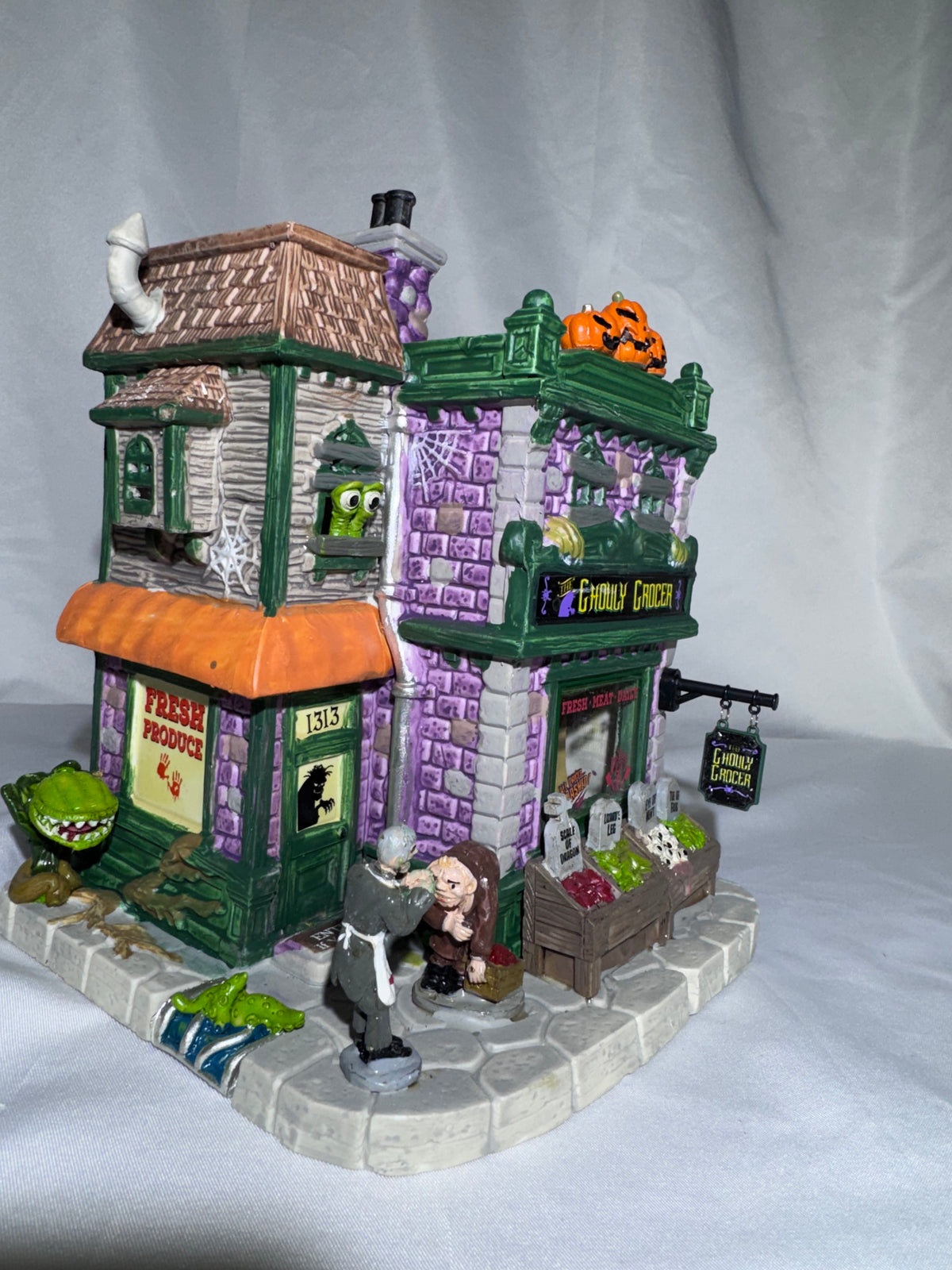 Lemax Spooky Town Ghouly Grocer #95458 – 2019 – Lighted Porcelain Building – Original Box