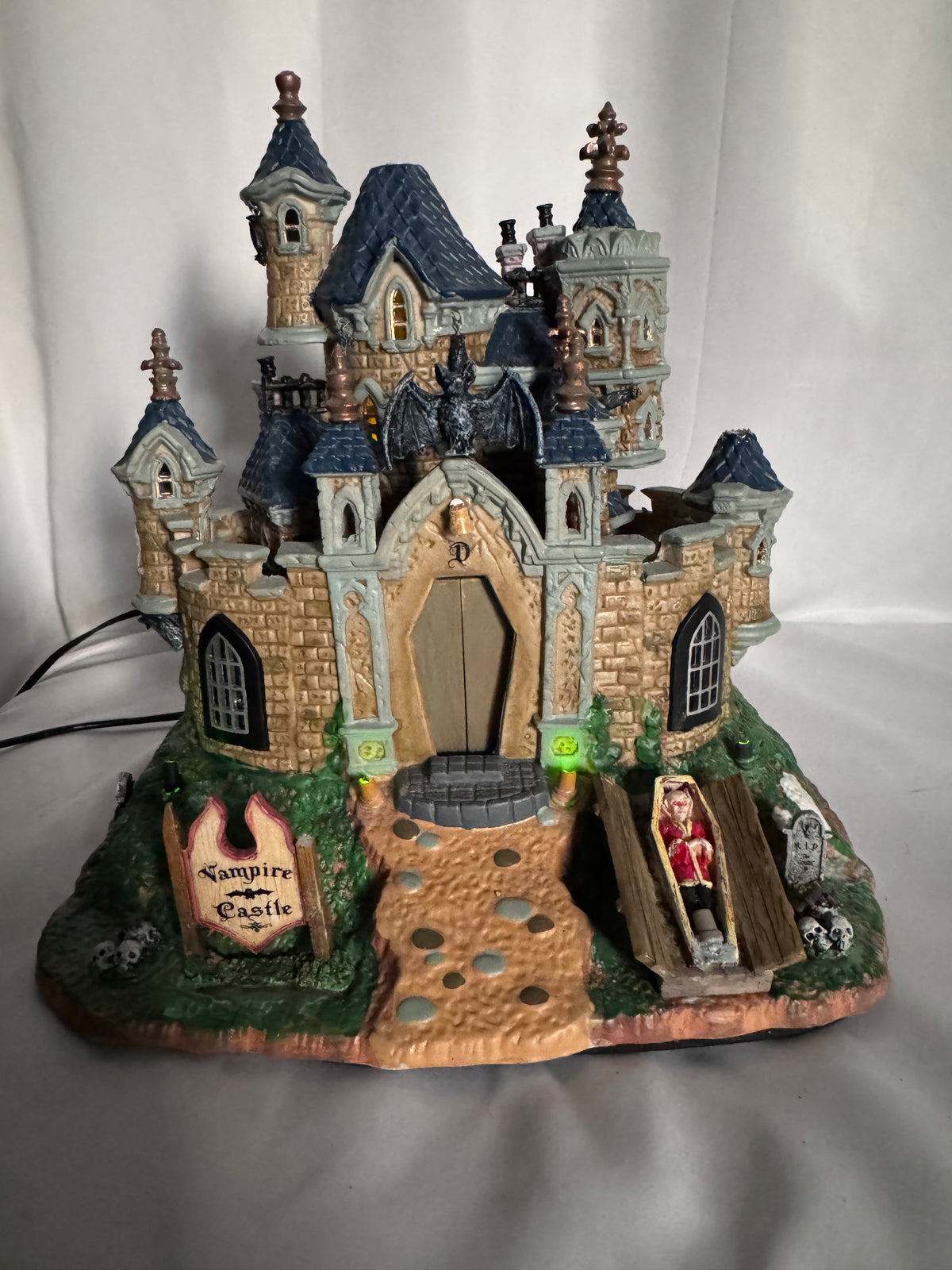 Lemax Spooky Town Vampire Castle #75498 – Retired 2007 Halloween Village – Animated & Lighted