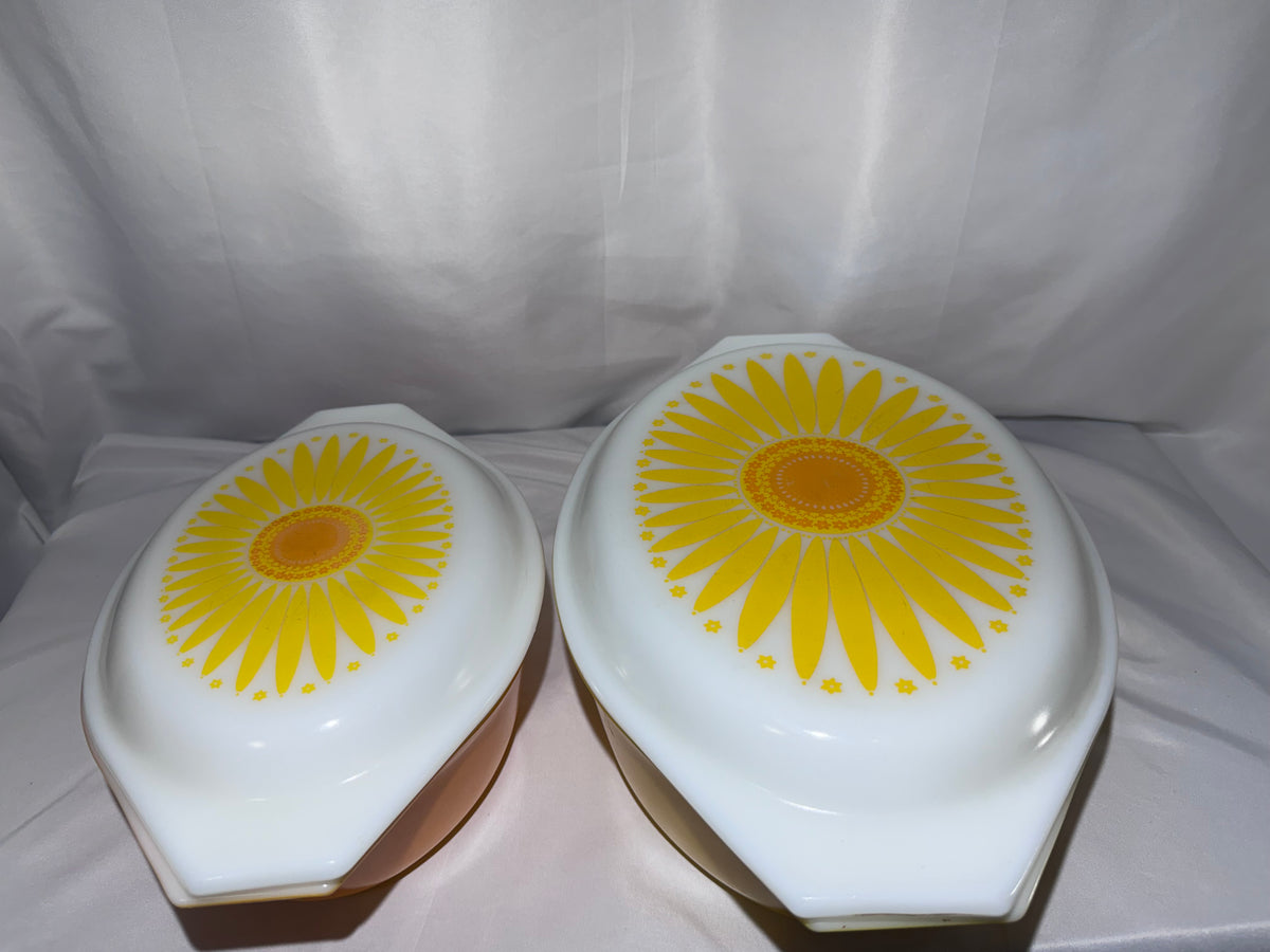 Vintage Pyrex Daisy Sunflower Mixing Bowls & Covered Casserole Dishes – 1970s – Set of 9 Pieces