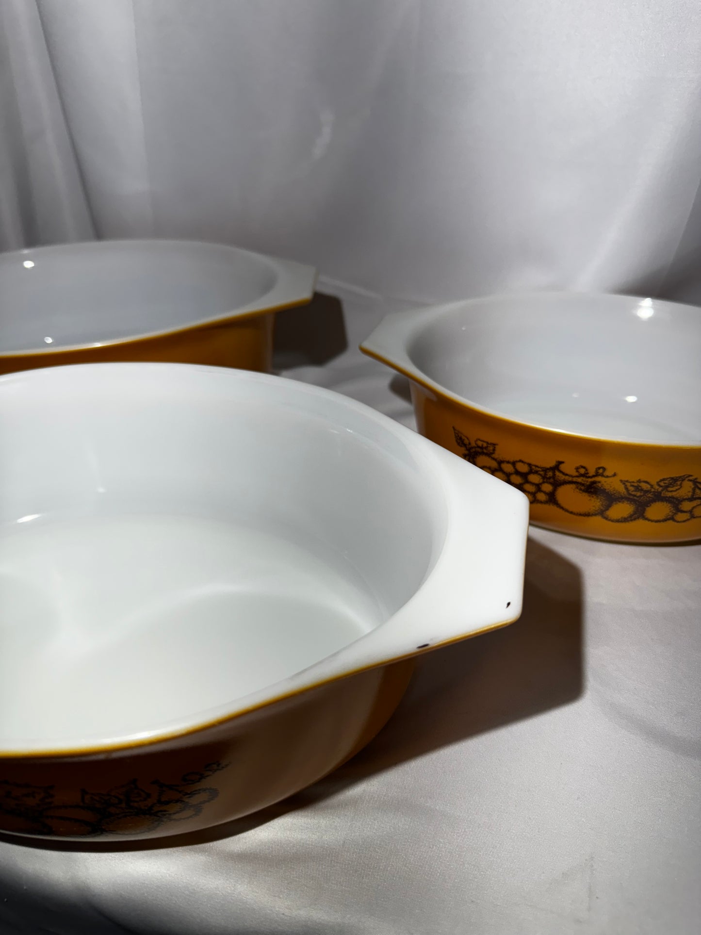 Vintage Pyrex Old Orchard Casserole Dish Set of 3 w/ Lids 1.5 Qt & 2.5 Qt Brown Fruit
