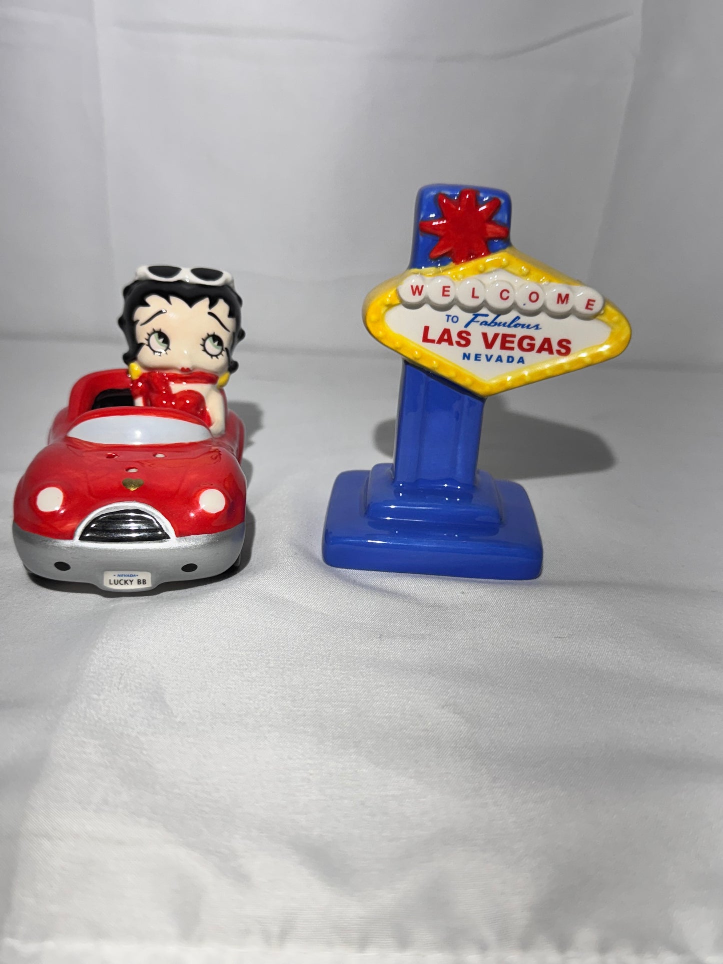 V intage 2008 Betty Boop Salt & Pepper Shaker Set – Betty in Red Corvette & Las Vegas Sign by Vandor